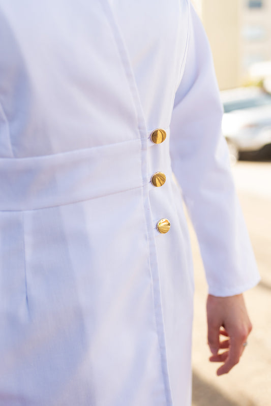 tendencia en uniformes medicos y educadoras delantal medicina blanco
