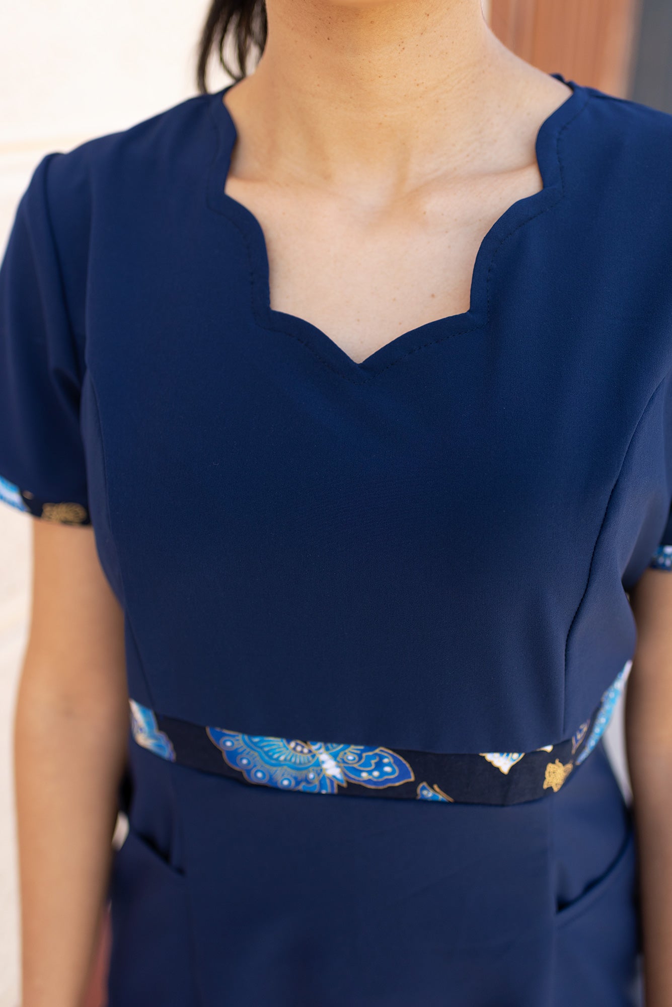 jumpertipo vestido azul con estampado para profesionales de salud