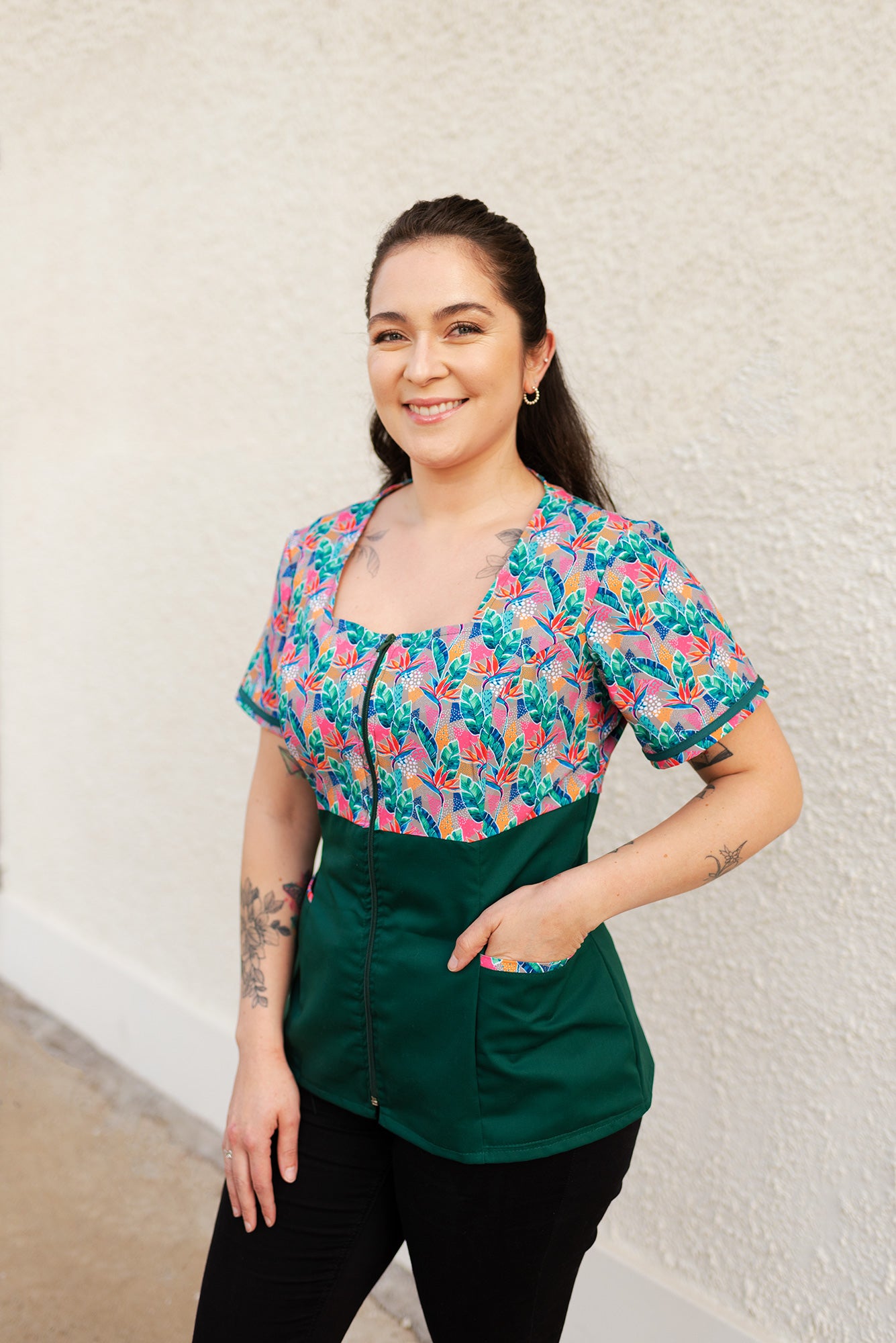 delantal uniforme mujer femenino colorido para educadora parvularia o profesional de salud