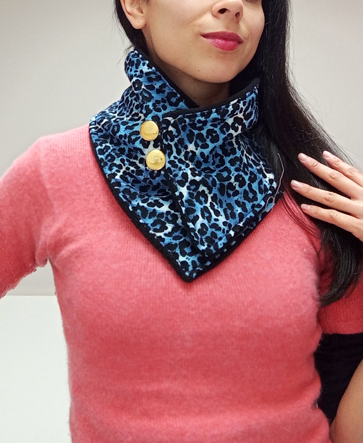 Cuello tipo pañuelo estampado, forrado en polar