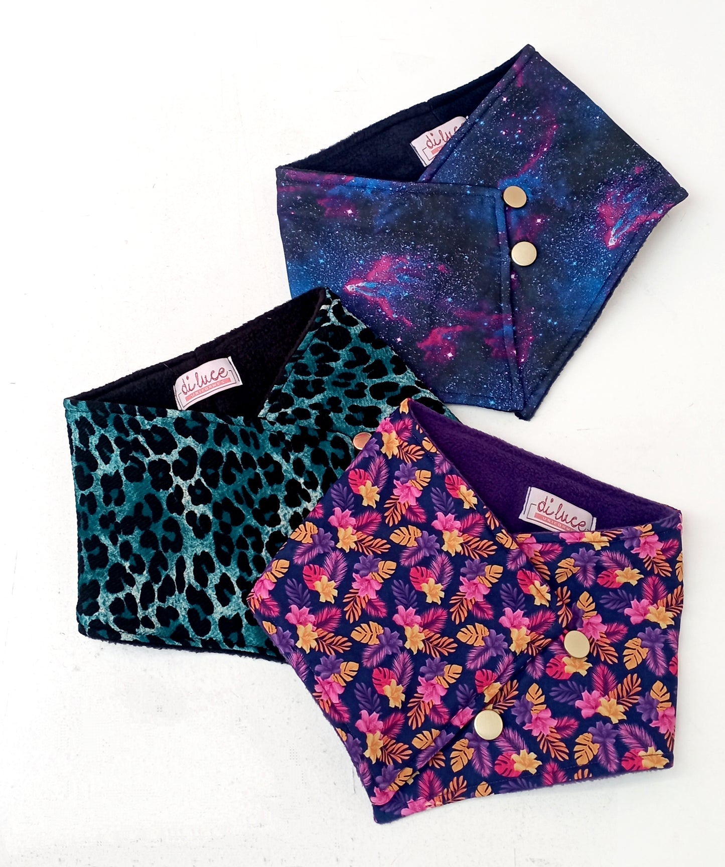 cuello bufanda con botones estampados