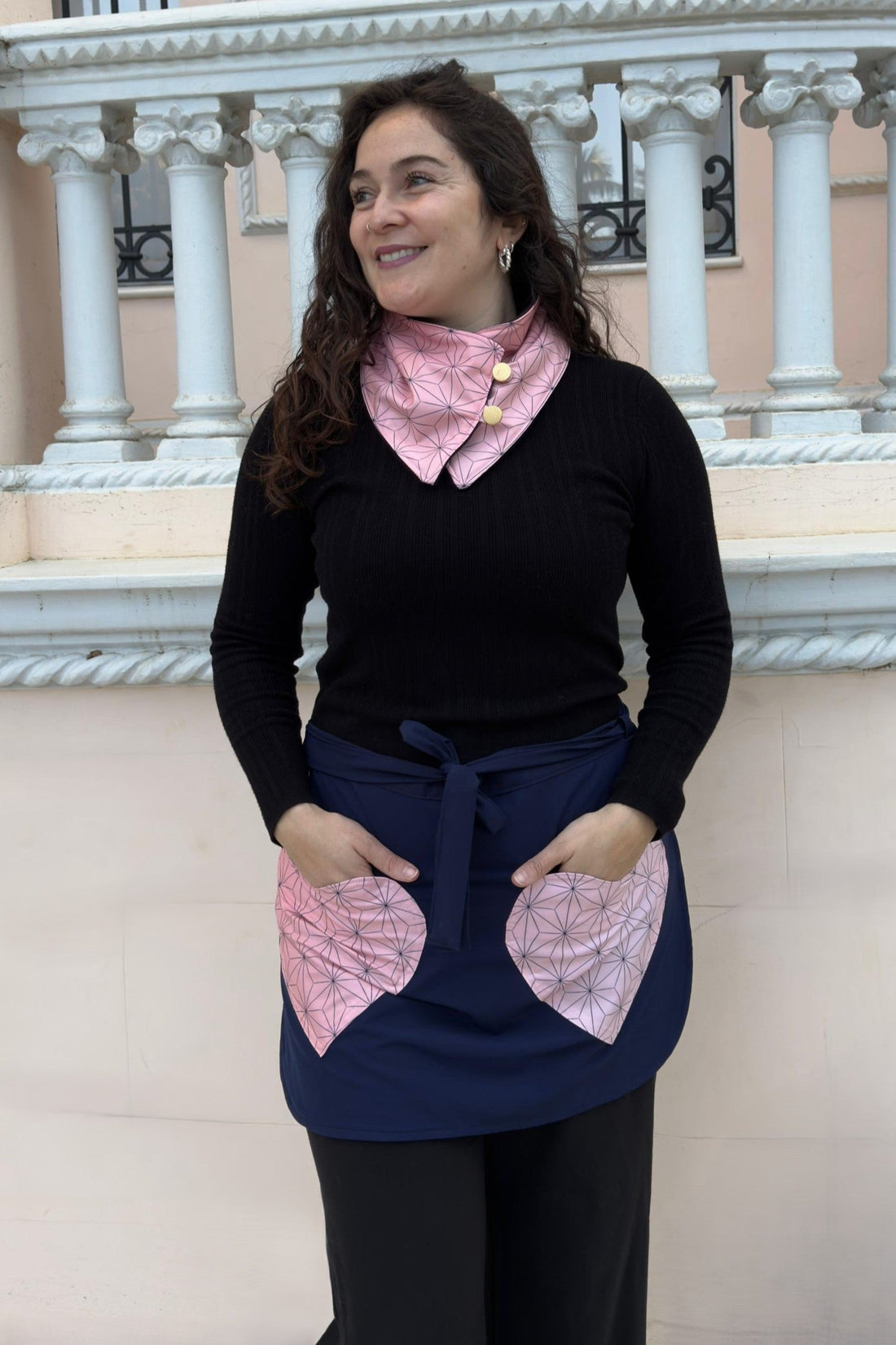 pechera mandil educadora chilena azul con bolsillos de corazones 