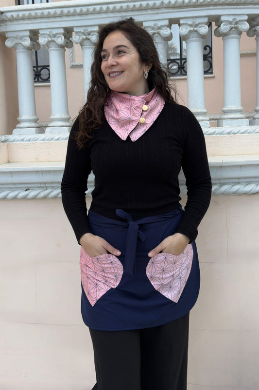 pechera mandil educadora chilena azul con bolsillos de corazones 
